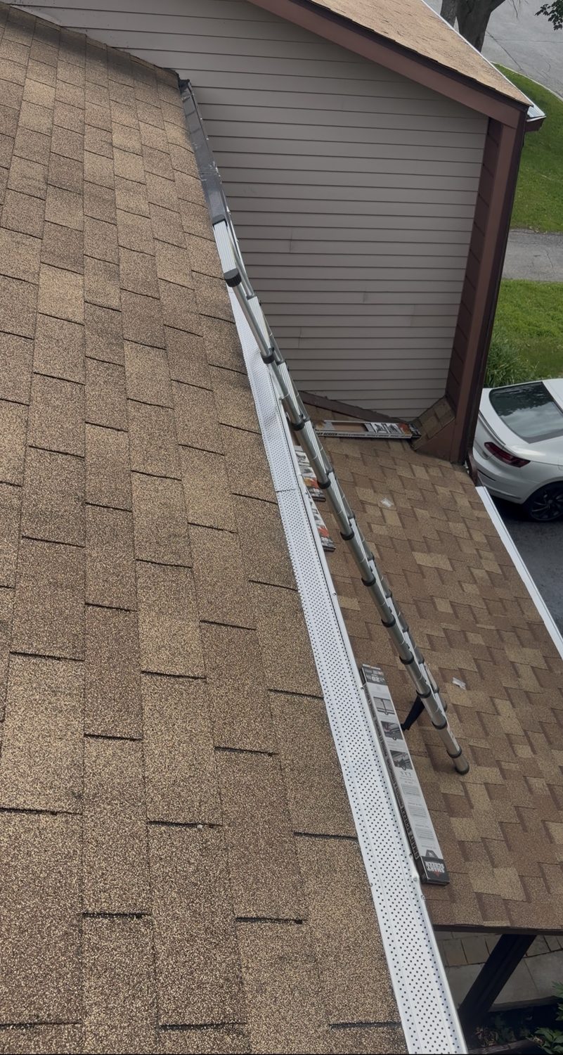 Installation de protège-gouttières sur le toit