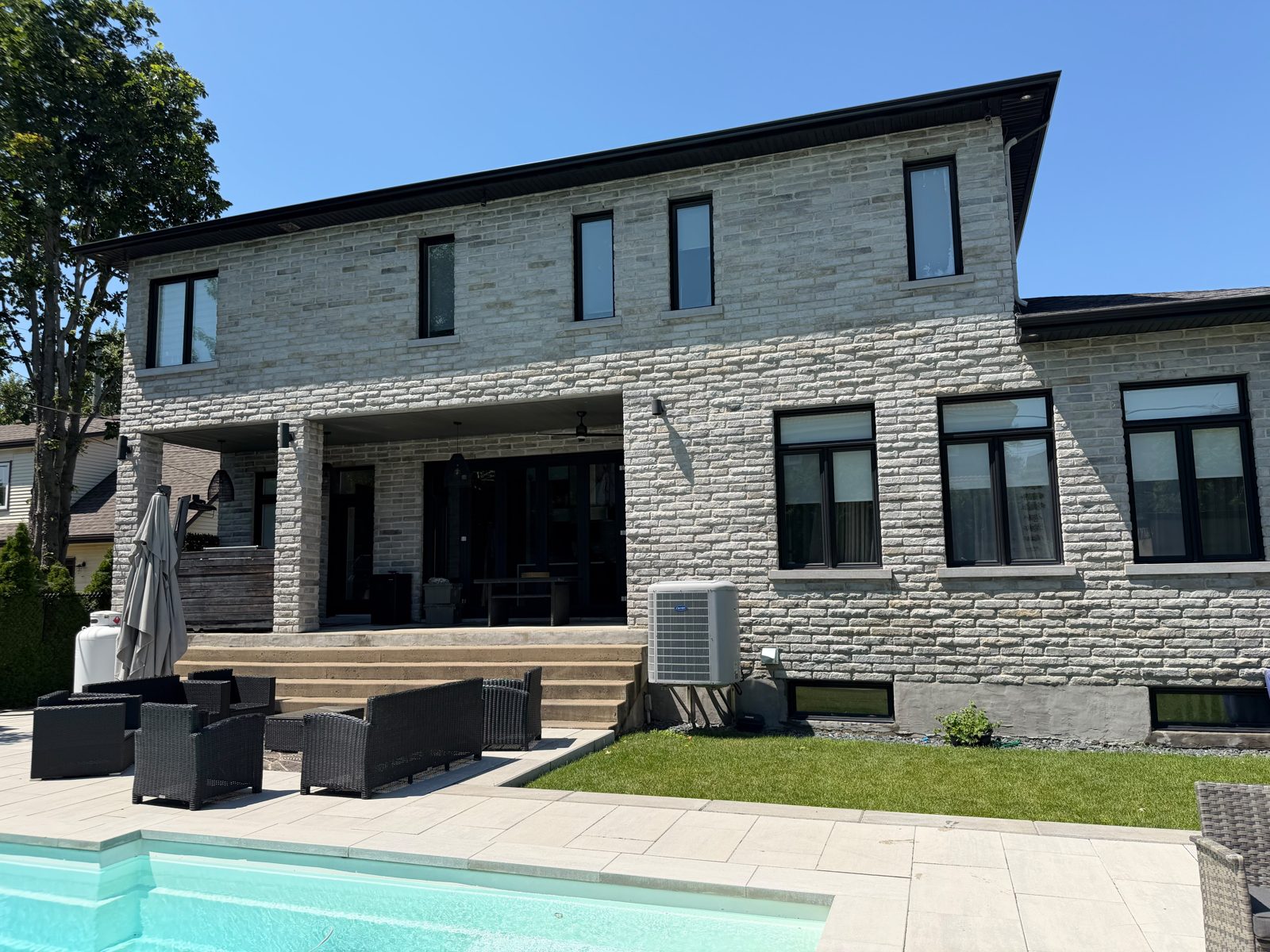 Maison moderne aux fenêtres impeccables